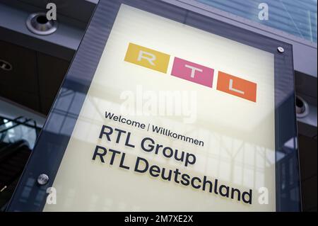 Köln, Deutschland. 11. Januar 2023. Ein Schild am Eingang des RTL-Gebäudes weist auf die Unternehmen RTL Group und RTL Deutschland hin. Kredit: Henning Kaiser/dpa/Alamy Live News Stockfoto