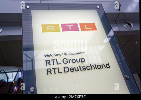 Köln, Deutschland. 11. Januar 2023. Ein Schild am Eingang des RTL-Gebäudes weist auf die Unternehmen RTL Group und RTL Deutschland hin. Kredit: Henning Kaiser/dpa/Alamy Live News Stockfoto