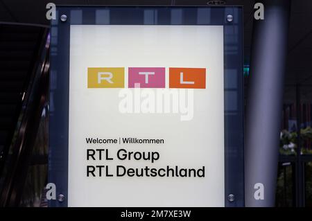 Köln, Deutschland. 11. Januar 2023. Ein Schild am Eingang des RTL-Gebäudes weist auf die Unternehmen RTL Group und RTL Deutschland hin. Kredit: Henning Kaiser/dpa/Alamy Live News Stockfoto