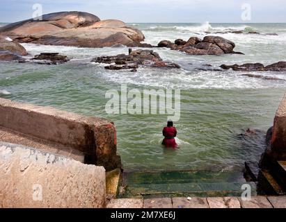 Kanyakumari, Indien, 09. September 2012. Pilger besuchen eine Gedenkstätte, vivekananda, eine Frau, die während der Gebete im südlichsten Teil Indiens gekleidet badet Stockfoto