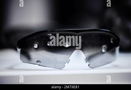 Schutzbrille. Ballistische Schutzbrille mit Plastiksonnenbrille. Ballistische Schutzbrille nach Prüfung. Eine schützende Sonnenbrille hat Ihre gerettet Stockfoto