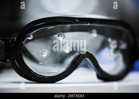 Schutzbrille. Ballistische Schutzbrille mit Kunststoffbrille. Ballistische Schutzbrille nach Prüfung. Eine schützende Sonnenbrille hat deine Augen gerettet. Stockfoto