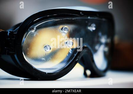 Schutzbrille. Ballistische Schutzbrille mit Kunststoffbrille. Ballistische Schutzbrille nach Prüfung. Eine schützende Sonnenbrille hat deine Augen gerettet. Stockfoto