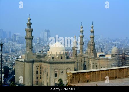 Kairo, Ägypten, Januar 7 2023: Sultan Hassan und Al Rifa'i Moscheen in der Altstadt von Kairo Citadel Square, sehr berühmte islamische Moscheen in Ägypten und sehr clos Stockfoto