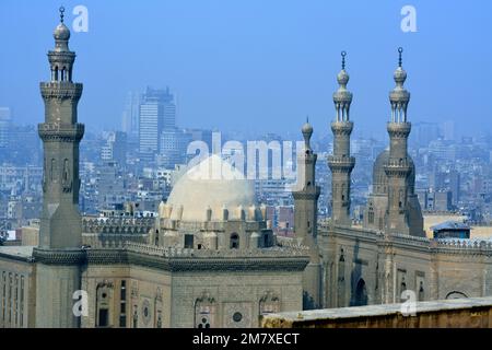 Kairo, Ägypten, Januar 7 2023: Sultan Hassan und Al Rifa'i Moscheen in der Altstadt von Kairo Citadel Square, sehr berühmte islamische Moscheen in Ägypten und sehr clos Stockfoto