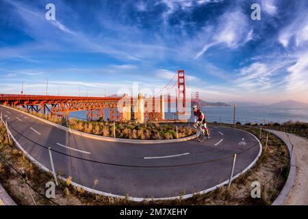 Radfahrer auf dem Radweg nähern sich der Golden Gate Bridge. Im Hintergrund befinden sich die Marin Headlands. Stockfoto