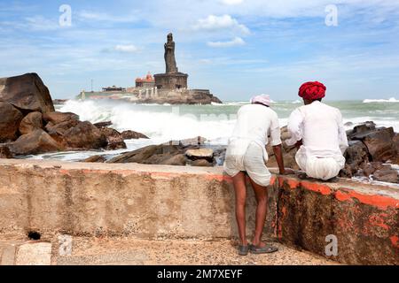 KANYAKUMARI-SEPTEMBER 9: Zwei Hindu-Pilger beobachten den Horizont am Kap Komorin, wo das Vivekananda-Denkmal Hunderte von Pilgern im september begrüßt Stockfoto