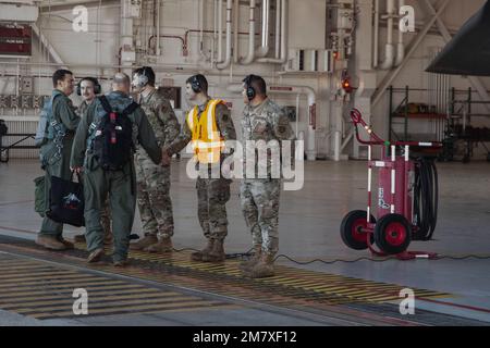 General Michael A. Loh, Direktor der Air National Guard, wird von den 131st Bomb Wing Crew Chiefs begrüßt, bevor er am 14. Mai 2022 in einem B-2 Spirit Stealth Bomber auf der Whiteman Air Force Base, Missouri, abflog. Während seines Besuchs begrüßte Loh und sprach mit Airmen aus allen Teilen der gesamten Truppenstruktur Whitemans. 131st Aircraft Maintenance Squadron, 131st Bomb Wing, B-2 Spirit Stealth Bomber, Crew Chief, Missouri Air National Guard, Whiteman Air Force Base, Stockfoto