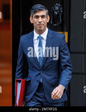 London, Großbritannien. 11. Januar 2023. Premierminister Rishi Sunak verlässt die Downing Street, um Fragen an die Premierminister zu richten. Er wird Sir Keir Starmer über den Versandkarton stellen. Kredit: Mark Thomas/Alamy Live News Stockfoto