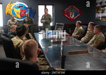 USA Air Force LT. General Michael A. Loh, Director, Air National Guard, berichtet mit Mitgliedern des 131. Bombenflügel Flugzeugwartungsgeschwaders nach einem erfolgreichen Flug in einem B-2 Spirit Tarnbomber auf der Whiteman Air Force Base, Missouri, 14. Mai 2022. Loh besuchte die Whiteman AFB, um ihre Operationen zu beobachten, bei denen es um die vollständige Integration der Truppen und Kampfbereitschaft ging. Stockfoto