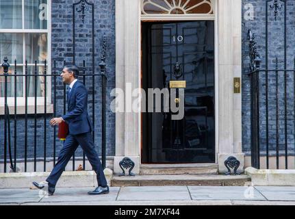 London, Großbritannien. 11. Januar 2023. Premierminister Rishi Sunak verlässt die Downing Street, um Fragen an die Premierminister zu richten. Er wird Sir Keir Starmer über den Versandkarton stellen. Kredit: Mark Thomas/Alamy Live News Stockfoto