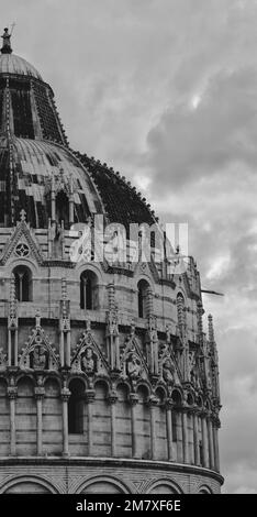 Ein grauer Blick auf das Baptisterium von St. Pisa John gegen einen bewölkten Himmel Stockfoto