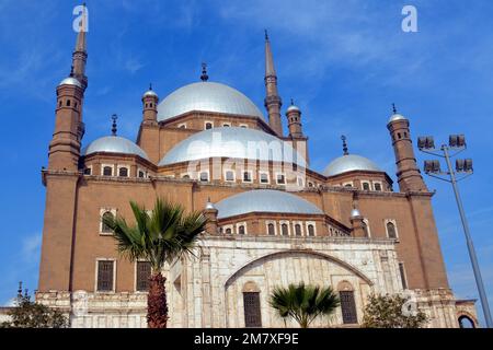 Die große Moschee von Muhammad Ali Pasha oder die Alabastermoschee in der Zitadelle von Kairo, das Hauptmaterial ist Kalkstein, der wahrscheinlich von den Großen Pyramiden stammt Stockfoto