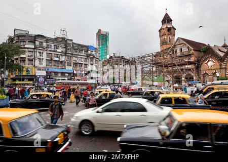 Mumbai, Indien - 29. August 2012: Der Verkehr auf den Straßen von Mumbai ist ein großes Durcheinander. Taxis, Mopeds und Fußgänger fahren ohne Befehl durch. Akkumulati Stockfoto
