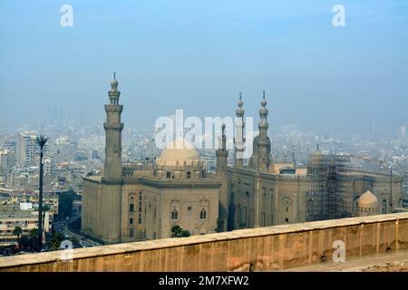 Kairo, Ägypten, Januar 7 2023: Sultan Hassan und Al Rifa'i Moscheen in der Altstadt von Kairo Citadel Square, sehr berühmte islamische Moscheen in Ägypten und sehr clos Stockfoto