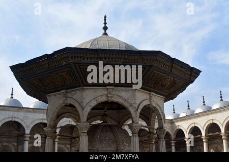 Abluftspringbrunnen und Innenhof der großen Moschee von Muhammad Ali Pasha oder Alabaster Moschee in der Zitadelle von Kairo, Salah El DIN Castle, Details von Stockfoto