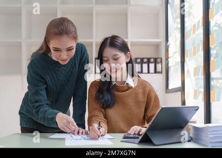 Asiatisches Business Advisor-Meeting, um die Situation im Finanzbericht im Besprechungsraum zu besprechen und zu analysieren. Fondsinvestitionen und Buchhaltung Stockfoto