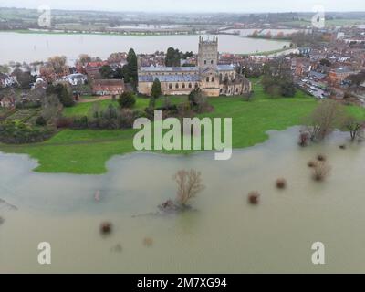 Tewkesbury, Gloucestershire, Großbritannien – Mittwoch, 11. Januar 2023 – Überschwemmungen rund um die historische Stadt Tewkesbury und ihre mittelalterliche Abtei – die Stadt liegt am Zusammenfluss des Flusses Avon und des größeren Flusses Severn und ist derzeit unter einer Hochwasserwarnung der Umweltbehörde (Environmental Agency Flood Warning). Die Prognose sieht weitere Niederschläge vor. Foto Steven May/Alamy Live News Stockfoto