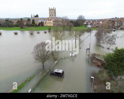 Tewkesbury, Gloucestershire, Großbritannien – Mittwoch, 11. Januar 2023 – Überschwemmungen rund um die historische Stadt Tewkesbury und ihre mittelalterliche Abtei – die Stadt liegt am Zusammenfluss des Flusses Avon und des größeren Flusses Severn und ist derzeit unter einer Hochwasserwarnung der Umweltbehörde (Environmental Agency Flood Warning). Die Prognose sieht weitere Niederschläge vor. Foto Steven May/Alamy Live News Stockfoto