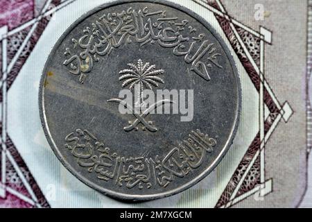 Gekreuzte Schwerter und Palmen in der Mitte der obversen Seite des alten Saudi-Arabien einhundert Halalah 100 Halalas eine Saudi-Riyal Münze 1396 AH, Übersetzung o Stockfoto