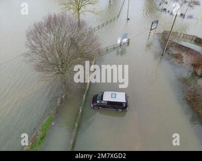 Tewkesbury, Gloucestershire, Großbritannien – Mittwoch, 11. Januar 2023 – Überschwemmungen rund um die historische Stadt Tewkesbury mit einem von Überschwemmungen umgebenen Fahrzeug auf einem Parkplatz – die Stadt liegt am Zusammenfluss des Flusses Avon und des größeren Flusses Severn und ist derzeit unter einer Hochwasserwarnung der Umweltbehörde (Environmental Agency Flood Warning). Die Prognose sieht weitere Niederschläge vor. Foto Steven May/Alamy Live News Stockfoto