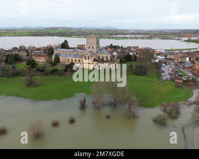 Tewkesbury, Gloucestershire, Großbritannien – Mittwoch, 11. Januar 2023 – Überschwemmungen rund um die historische Stadt Tewkesbury und ihre mittelalterliche Abtei – die Stadt liegt am Zusammenfluss des Flusses Avon und des größeren Flusses Severn und ist derzeit unter einer Hochwasserwarnung der Umweltbehörde (Environmental Agency Flood Warning). Die Prognose sieht weitere Niederschläge vor. Foto Steven May/Alamy Live News Stockfoto