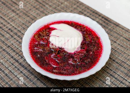 Borschtsch - saure Suppe, die in Osteuropa üblich ist - aus roten Roten Bete und saurer Sahne Stockfoto