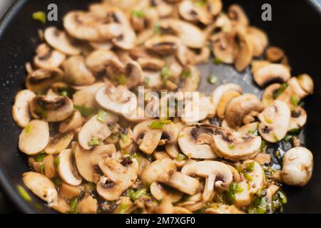 Champignon-Pilze in einer Pfanne mit Dill kochen Stockfoto