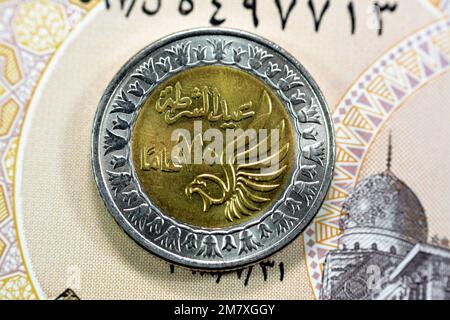 Ägyptische 1 LE EGP eine Münze für ein ägyptisches Pfund auf ägyptischer Banknote, Übersetzung Arabisch (Polizeitag 70 Jahre) in der Gedenkstätte Ägyptens p Stockfoto