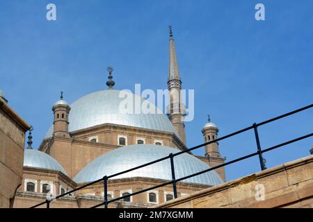 Die große Moschee von Muhammad Ali Pasha oder die Alabastermoschee in der Zitadelle von Kairo, das Hauptmaterial ist Kalkstein, der wahrscheinlich von den Großen Pyramiden stammt Stockfoto