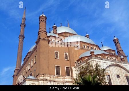 Die große Moschee von Muhammad Ali Pasha oder die Alabastermoschee in der Zitadelle von Kairo, das Hauptmaterial ist Kalkstein, der wahrscheinlich von den Großen Pyramiden stammt Stockfoto