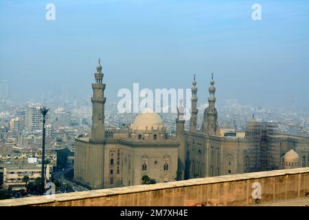 Kairo, Ägypten, Januar 7 2023: Sultan Hassan und Al Rifa'i Moscheen in der Altstadt von Kairo Citadel Square, sehr berühmte islamische Moscheen in Ägypten und sehr clos Stockfoto