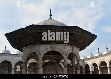 Abluftspringbrunnen und Innenhof der großen Moschee von Muhammad Ali Pasha oder Alabaster Moschee in der Zitadelle von Kairo, Salah El DIN Castle, Details von Stockfoto