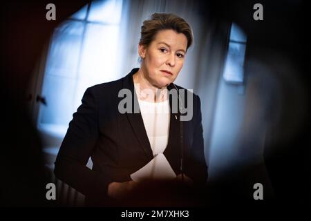 Berlin, Deutschland. 11. Januar 2023. Franziska Giffey (SPD), Bürgermeisterin Berlins, gibt nach dem Gipfel gegen Jugendgewalt eine Presseerklärung mit Akteuren des Senats, der Bezirke und der Zivilgesellschaft ab. Kredit: Fabian Sommer/dpa/Alamy Live News Stockfoto