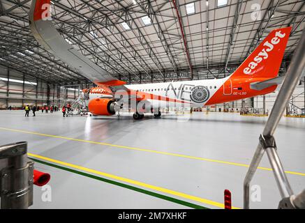 11. Januar 2023, Brandenburg, Schönefeld: Ein Airbus A320 Neo steht während der Eröffnung des neuen wartungshandgars easyjet am Flughafen Berlin Brandenburg (BER) „Willy Brandt“ im Hangar. Das neue Gebäude ist der erste easyJet-Hangar außerhalb Großbritanniens. Hier werden Wartungsarbeiten für die Flotte von easyJet Europe durchgeführt. Foto: Soeren Stache/dpa Stockfoto