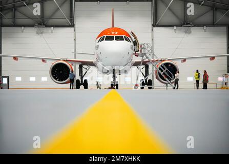 11. Januar 2023, Brandenburg, Schönefeld: Ein Airbus A320 Neo steht während der Eröffnung des neuen wartungshandgars easyjet am Flughafen Berlin Brandenburg (BER) „Willy Brandt“ im Hangar. Das neue Gebäude ist der erste easyJet-Hangar außerhalb Großbritanniens. Hier werden Wartungsarbeiten für die Flotte von easyJet Europe durchgeführt. Foto: Soeren Stache/dpa Stockfoto