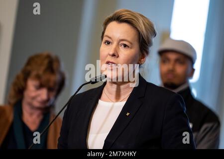 Berlin, Deutschland. 11. Januar 2023. Franziska Giffey (SPD), Bürgermeisterin Berlins, gibt nach dem Gipfel gegen Jugendgewalt eine Presseerklärung mit Akteuren des Senats, der Bezirke und der Zivilgesellschaft ab. Kredit: Fabian Sommer/dpa/Alamy Live News Stockfoto