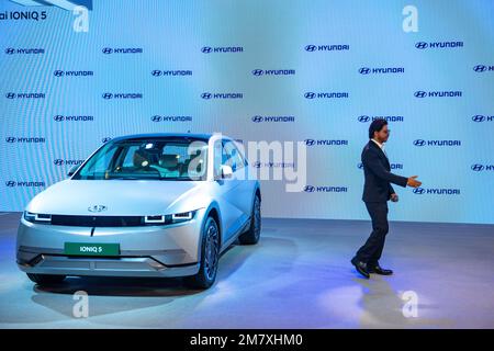 Indischer Schauspieler Shah Rukh Khan bei der Einführung des Hyundai IONIQ 5 Elektroautos auf der Auto Expo 2023, Uttar Pradesh. (Foto: Pradeep Gaur / SOPA Images / Sipa USA) Stockfoto