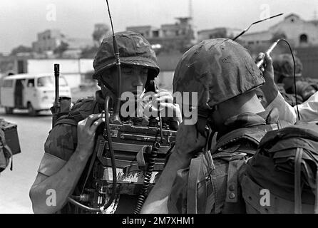 Lance Corporal Jack Wagner wird von der Presse interviewt, nachdem er mit der 32. Marine Amphibious Unit zur Teilnahme an einem multinationalen Friedenssicherungseinsatz eingetroffen ist. Basis: Beirut Land: Libanon (LBN) Stockfoto