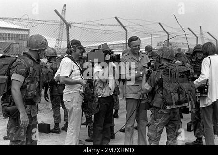 Lance Corporal Jack Wagner wird von der Presse interviewt, nachdem er mit der 32. Marine Amphibious Unit zur Teilnahme an einem multinationalen Friedenssicherungseinsatz eingetroffen ist. Basis: Beirut Land: Libanon (LBN) Stockfoto