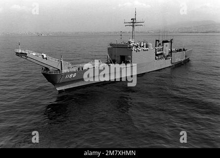 Ein Luftbordblick auf das Panzerlandeschiff USS SAGINAW (LST 1188) während des ersten Einsatzes von Marines, die als Mitglieder einer multinationalen Friedenstruppe teilnehmen. Basis: Beirut Land: Libanon (LBN) Stockfoto