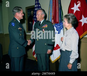 Nach seinem Ausscheiden aus dem aktiven Dienst erhält BGEN James L. Collins während einer Zeremonie im Pentagon vom stellvertretenden STABSCHEF LGEN William K. Richardson die Ehrenmedaille mit zweitem Eichenblatt. Die Frau von BGEN Collins, Yolande, ist ebenfalls bei der Zeremonie. Basis: Arlington Bundesstaat: Virginia (VA) Land: Vereinigte Staaten von Amerika (USA) Stockfoto