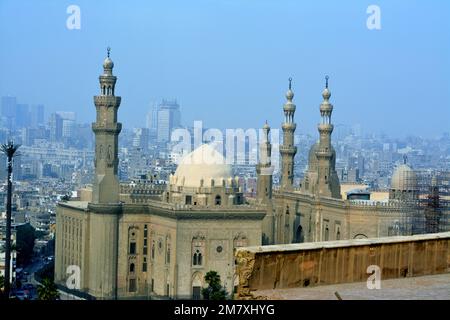 Kairo, Ägypten, Januar 7 2023: Sultan Hassan und Al Rifa'i Moscheen in der Altstadt von Kairo Citadel Square, sehr berühmte islamische Moscheen in Ägypten und sehr clos Stockfoto