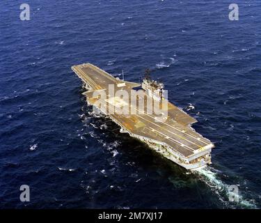 Ein Lufthafen-Viertelblick auf den laufenden Flugzeugträger USS SARATOGA (CV-60). Land: Unbekannt Stockfoto