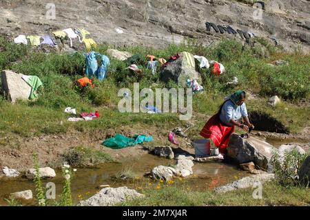 Tarahumara-Indianerin, die sich im Bach wäscht, in der Nähe von San Rafael, Copper Canyon, Chihuahua, Mexiko Stockfoto