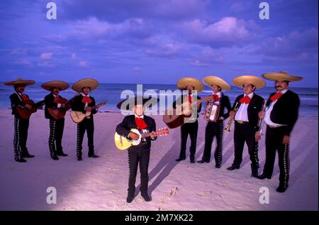 Mexiko, Quintana Roo, Yucatán-Halbinsel, Karibik, Strand in der Nähe von Playa del Carmen, Mariachi-Band Stockfoto