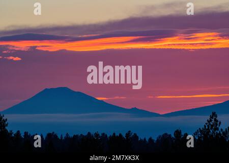 USA, Oregon, Bend, Rancho Las Hierbas, Bend, Sonnenuntergang mit Mount Bachelor Stockfoto