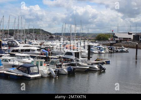 Conwy ist eine ummauerte Marktstadt und Gemeinde an der Küste von Nordwales Stockfoto