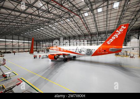 11. Januar 2023, Brandenburg, Schönefeld: Ein Airbus A320 Neo steht während der Eröffnung des neuen wartungshandgars easyjet am Flughafen Berlin Brandenburg (BER) „Willy Brandt“ im Hangar. Das neue Gebäude ist der erste easyJet-Hangar außerhalb Großbritanniens. Hier werden Wartungsarbeiten für die Flotte von easyJet Europe durchgeführt. Foto: Soeren Stache/dpa Stockfoto