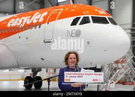 11. Januar 2023, Brandenburg, Schönefeld: Aletta von Massenbach, Geschäftsführerin des Berliner Brandenburger Flughafens „Willy Brandt“, spricht vor dem Hintergrund eines Airbus A320 Neo bei der Eröffnung des neuen wartungshandgars easyjet bei BER. Das neue Gebäude ist der erste easyJet-Hangar außerhalb Großbritanniens. Hier werden Wartungsarbeiten für die Flotte von easyJet Europe durchgeführt. Foto: Soeren Stache/dpa Stockfoto